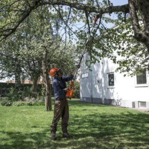 HUSQVARNA 120iTK4-PH s akumulátorom a nabíjačkou