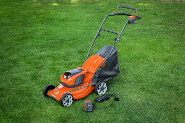 HUSQVARNA LC 137i s dvoma akumulátormi a nabíjačkou