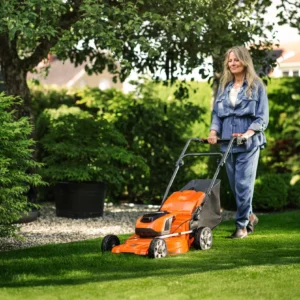 HUSQVARNA LC 142iS s 2 akumulátormi a nabíjačkou
