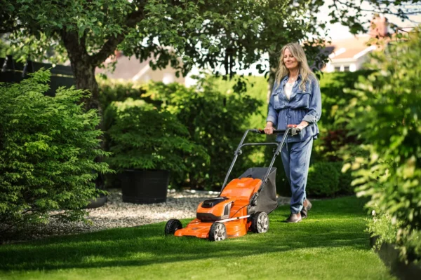 HUSQVARNA LC 142iS bez akumulátora a nabíjačky