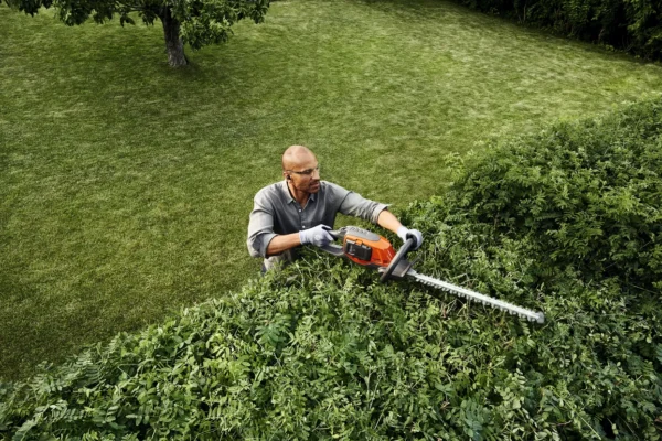 HUSQVARNA 215iHD45 s akumulátorom a nabíjačkou