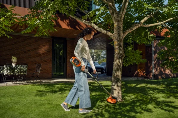 HUSQVARNA 215iL s akumulátorom a nabíjačkou