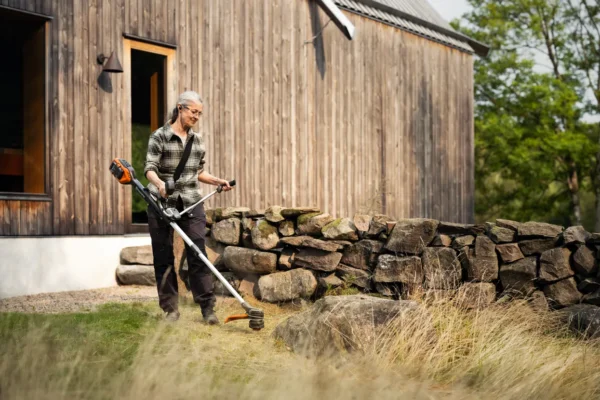 Husqvarna 220iR s akumulátorom a nabíjačkou