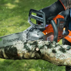 HUSQVARNA 215i s akumulátorom a nabíjačkou