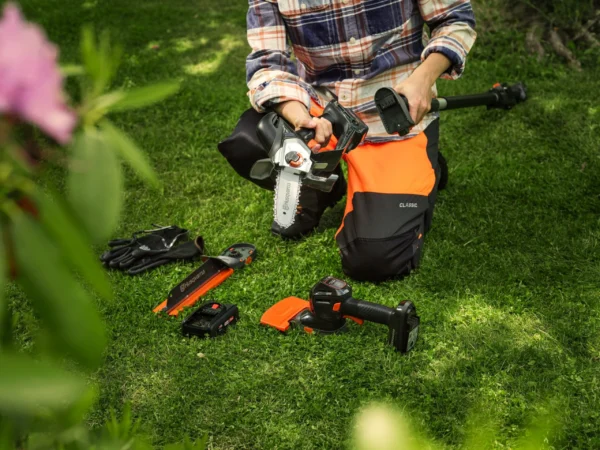 HUSQVARNA Aspire™ P8X-P4A + tyč Aspire™ Pole s akumulátorom a nabíjačkou