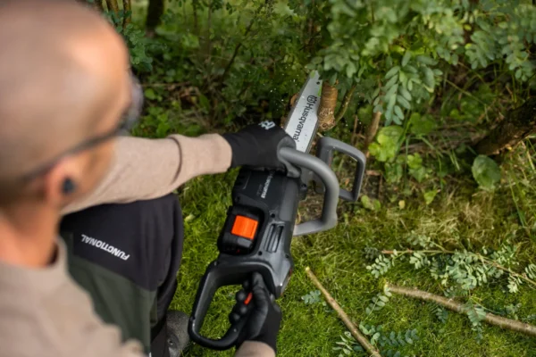 Husqvarna Aspire™ C15X-P4A s akumulátorom a nabíjačkou