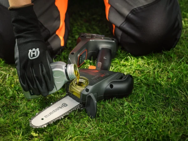 HUSQVARNA Aspire™ P8X-P4A + tyč Aspire™ Pole s akumulátorom a nabíjačkou