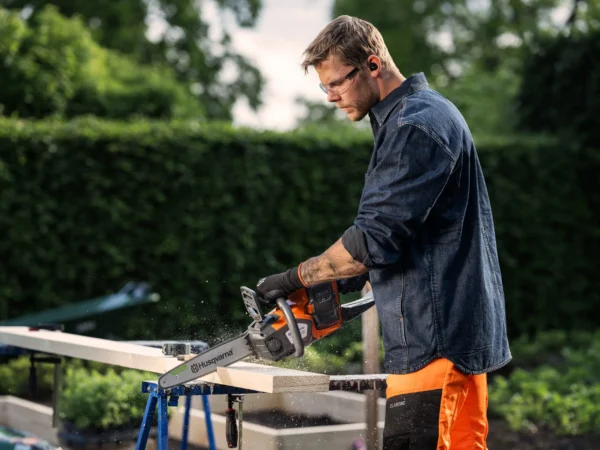 HUSQVARNA 215i bez akumulátora a nabíjačky
