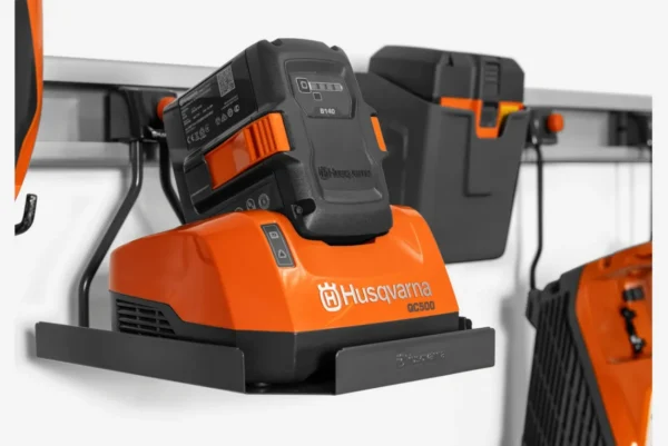 Polica na akumulátor a nabíjačku Husqvarna