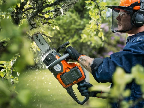 HUSQVARNA 215i bez akumulátora a nabíjačky