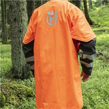 Bunda do dažďa s predĺženými chrbtom