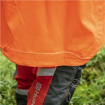 Bunda do dažďa s predĺženými chrbtom
